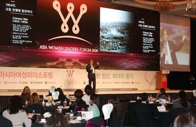 10월 28일 서울 소공동 롯데호텔에서 열린 '2020 아시아여성리더스포럼'에서 '위대한 데이터 사이언티스트'를 주제로 강연하였다.